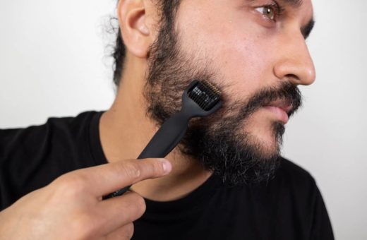 Mann rollt mit Bartroller HBG über den Bart