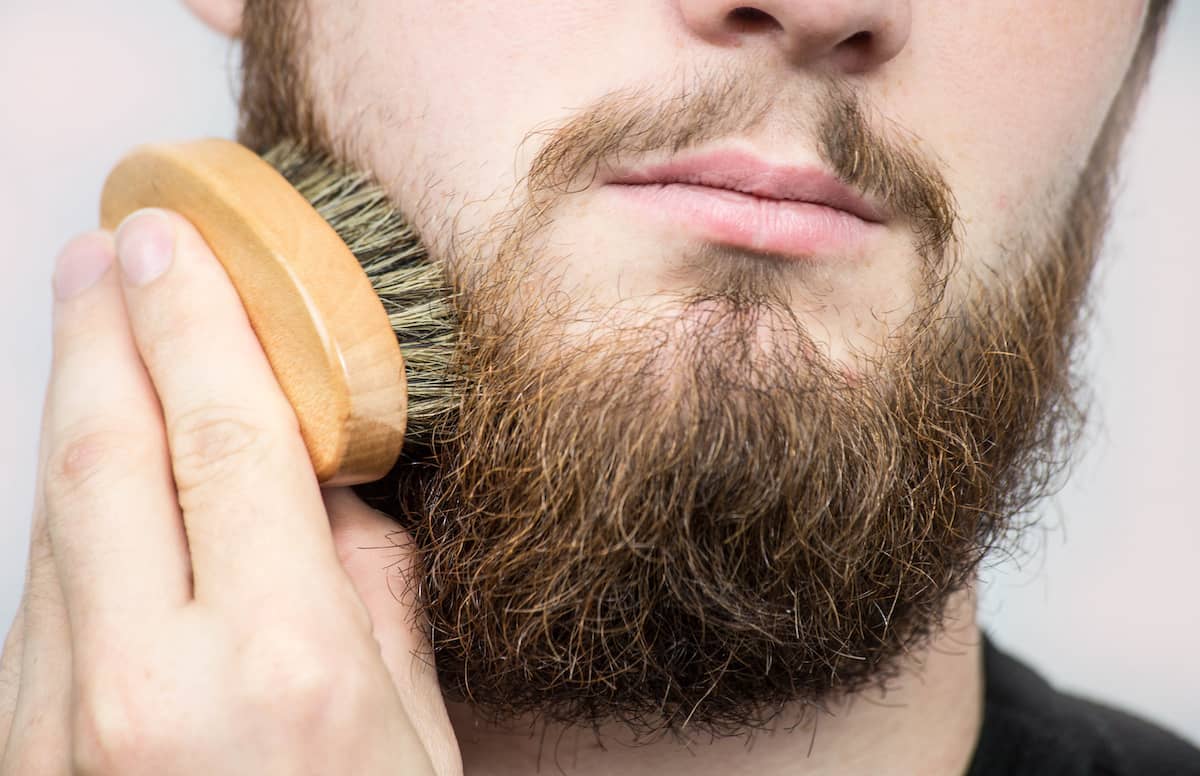 Chin strap muss regelmäßig gepflegt werden – zum Beispiel mit einer Bartbürste