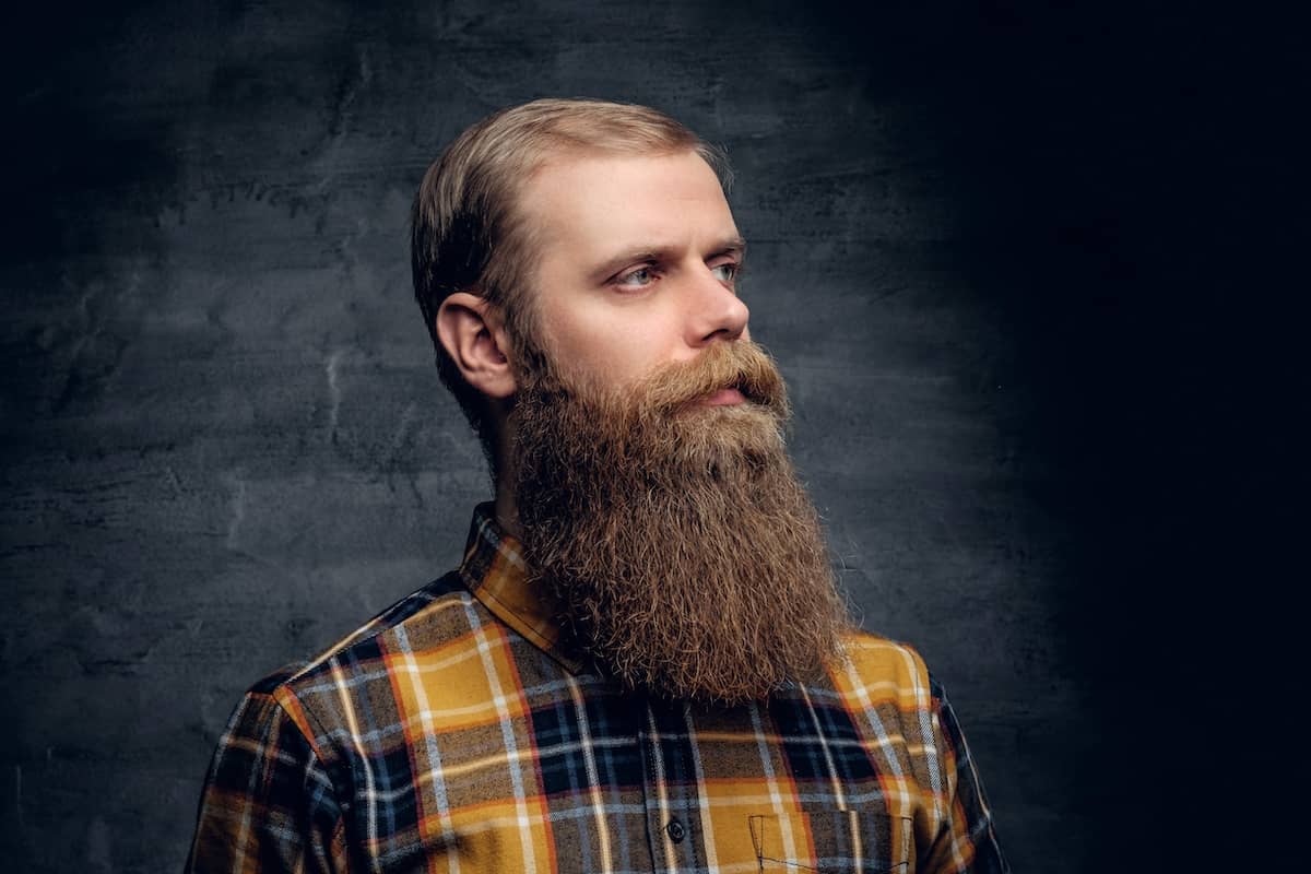 Langer Bart getragen von Mann mit Karohemd