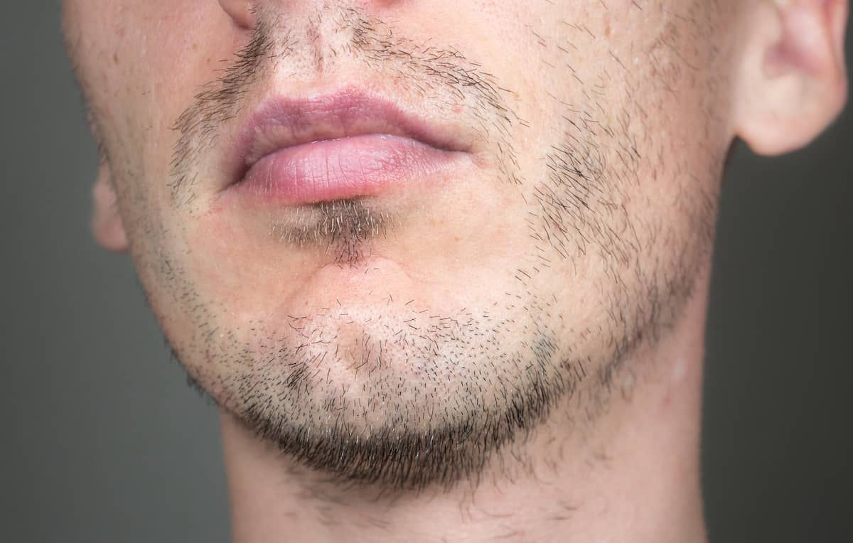 Mann mit dünnem Bart