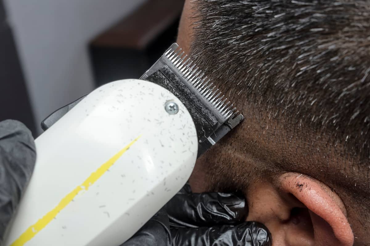 Frisör rasiert Kunden einen low fade