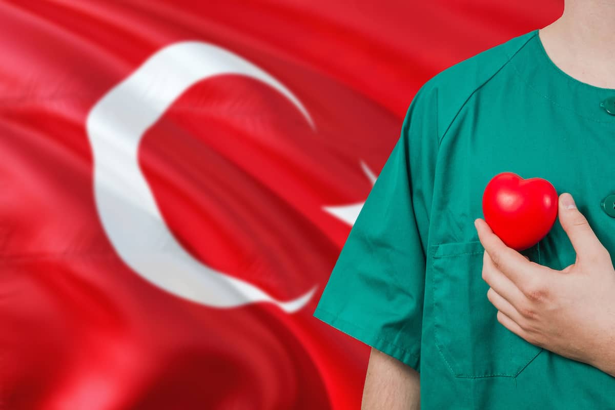 Haartransplantation in der Türkei, türkischer Arzt vor Türkischer Flagge