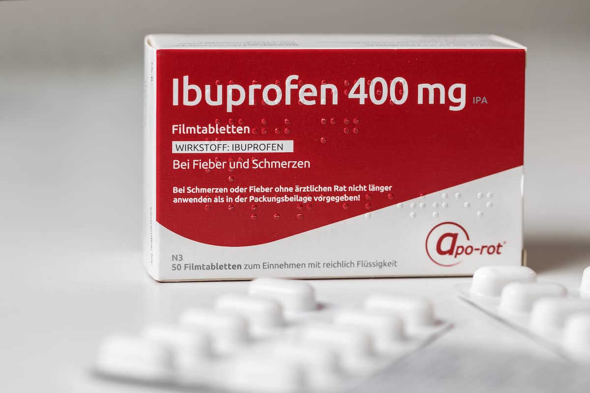 Eine Packung Ibuprofen gegen Schmerzen nach dem Zahnimplantat