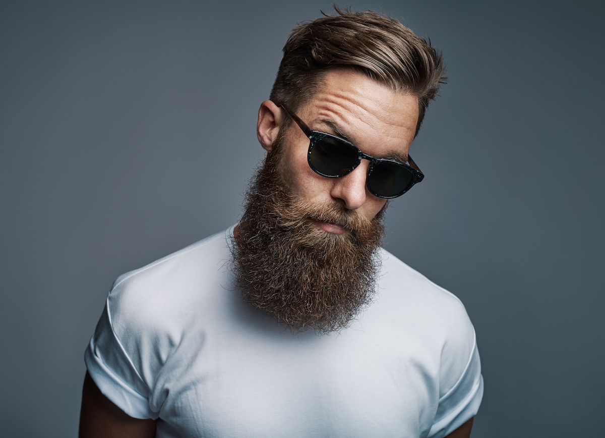 Mann mit Hipster Bart und Sonnenbrille