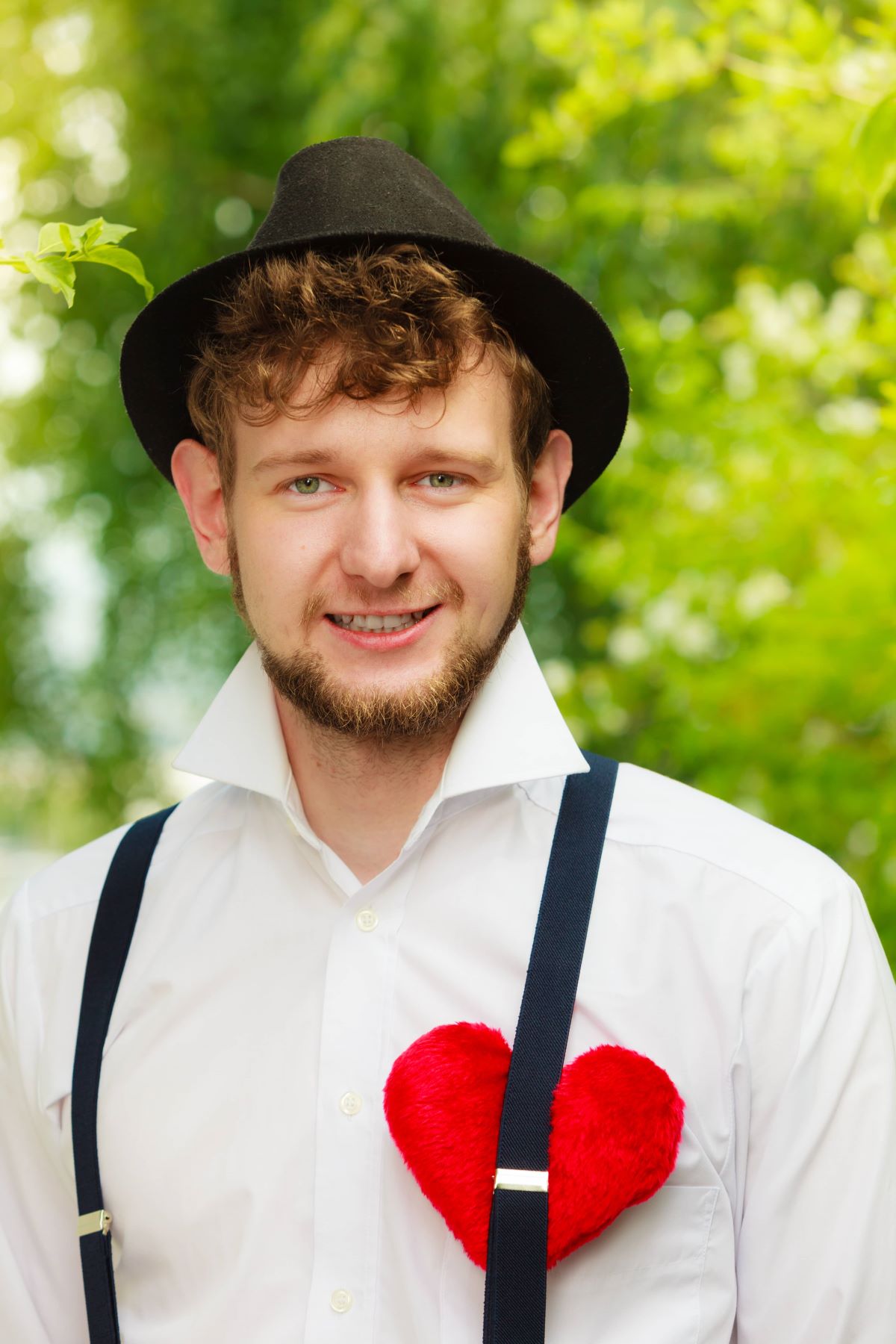 junger Mann im Retro-Style mit modernem Amish-Bart 