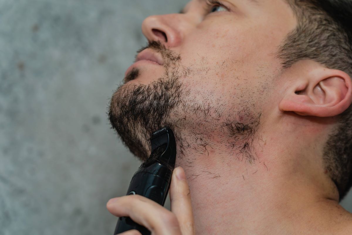 Mann trimmt seinen Bart zu einem Van-Dyke-Bart