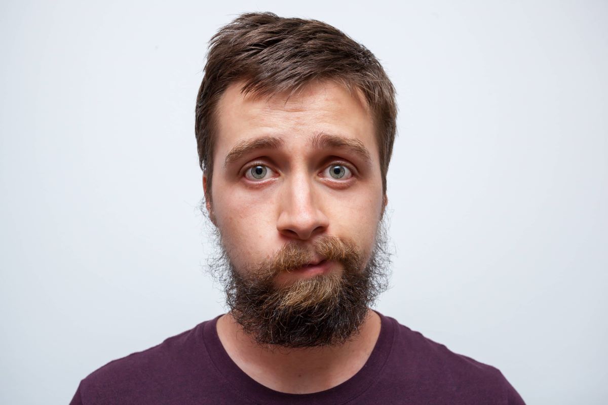 Portrait von Mann mit ungepflegtem Bart