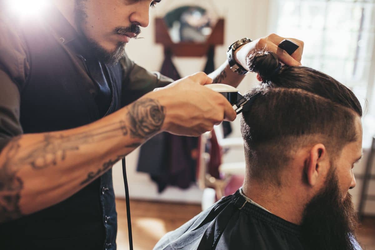 Mann mit Man-Bun beim Friseur 